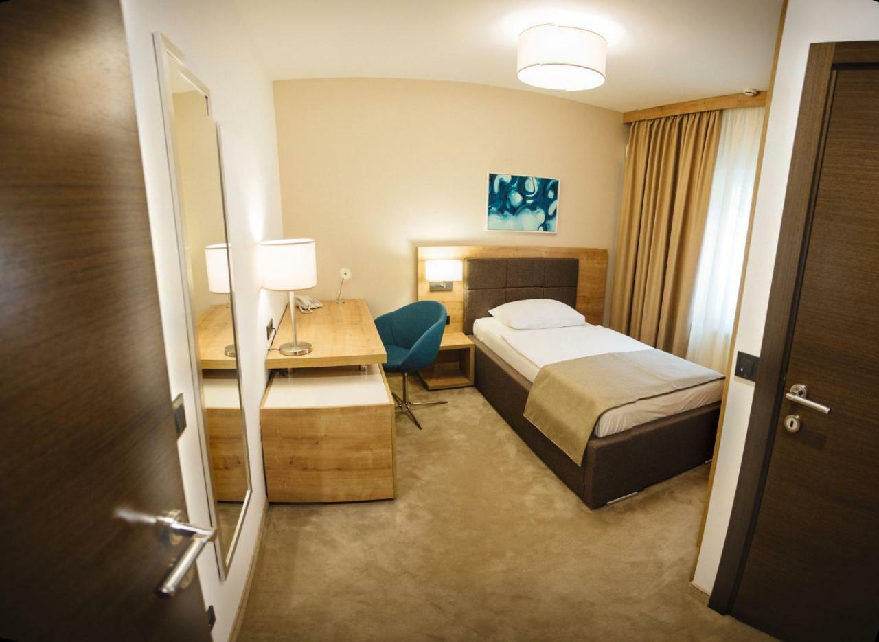 Hotel Zelenkrov Cepin Zewnętrze zdjęcie